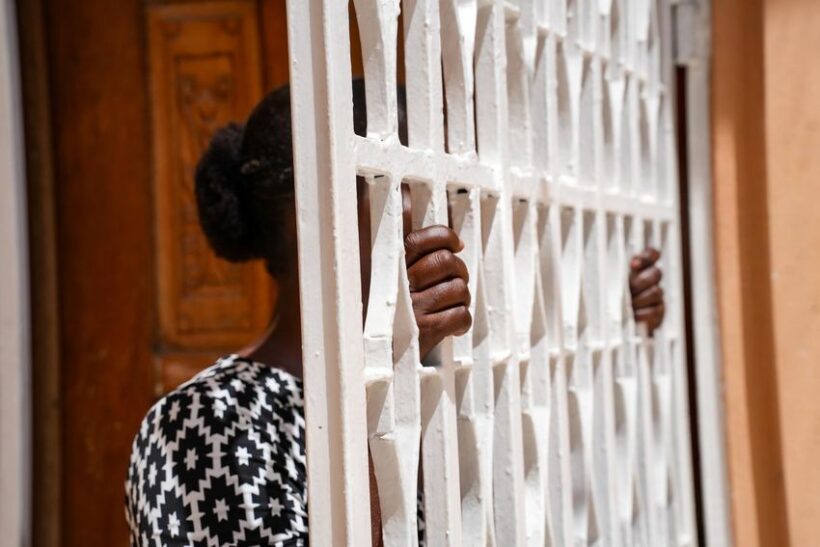 donna dietro una parete