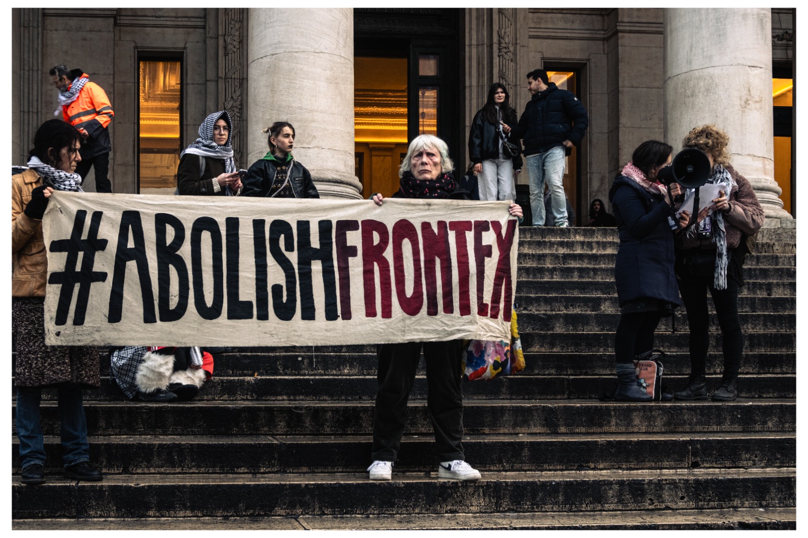 Un moment de la lecture des noms des personnes mortes, disparues ou portées disparues aux frontières, organisée sur la place de la Bourse à Bruxelles. Photo : Buni Gelle Marwa.