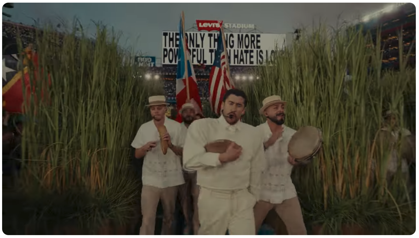 Bad Bunny durante su presentación en el Super Bowl.