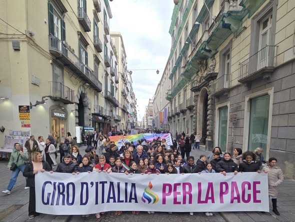 Studenti, docenti e cittadini attraversano il centro di Napoli con lo striscione “Giro d’Italia per la Pace”, dando avvio al cammino nazionale.
