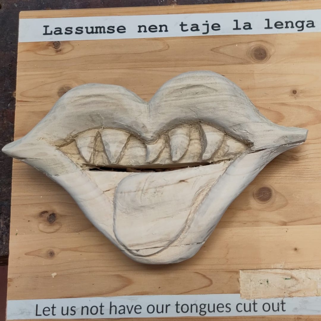 Lingua che viene minacciata da denti tra le labbra dei Rolling stones