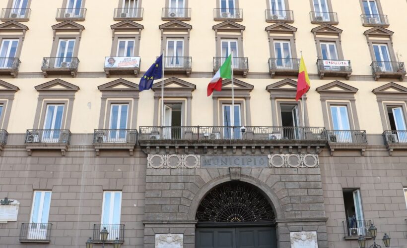 Facciata di Palazzo San Giacomo, sede del Comune di Napoli.