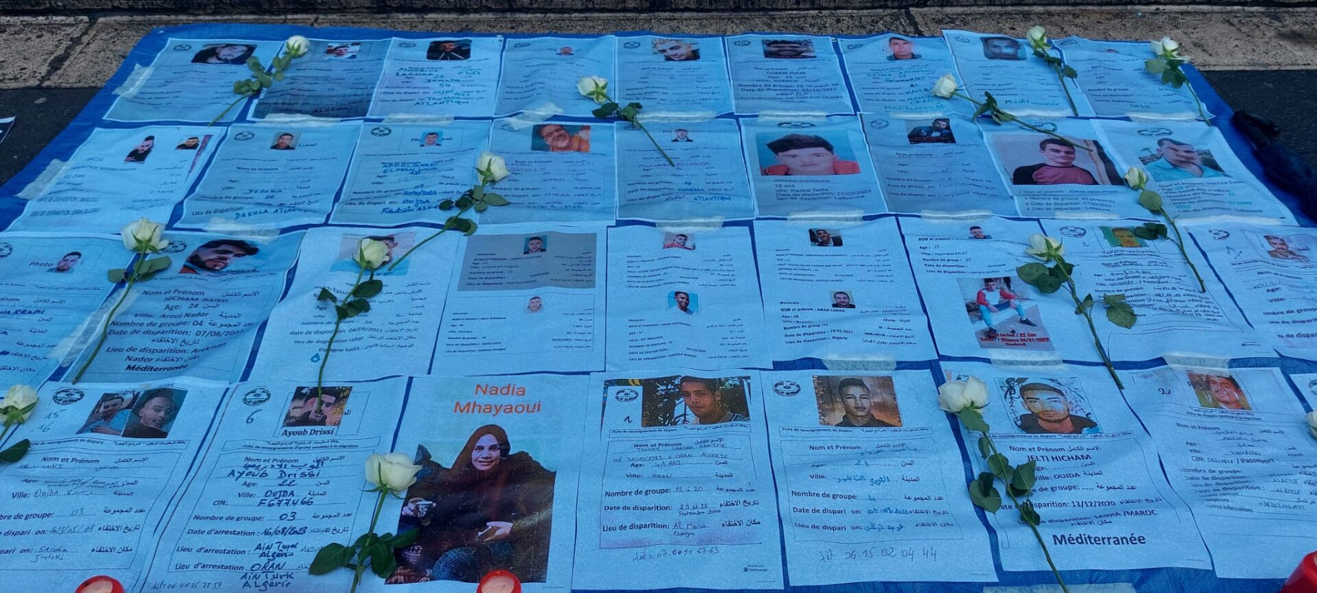 Détails de posters dédiés aux victimes des politiques migratoires meurtrières aux frontières, exposés sur la place de la Bourse à Bruxelles. Photo : Riet Dhont.