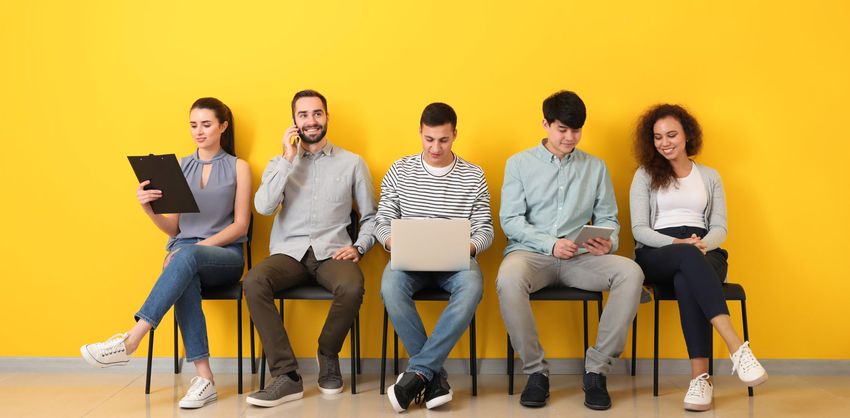 giovani in una sala d'aspetto