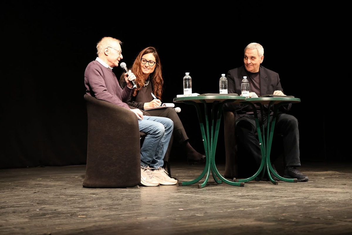 Grossman e de Giovanni al Teatro Sannazaro di Napoli durante il dialogo pubblico sulla parola e sulla responsabilità della scrittura.