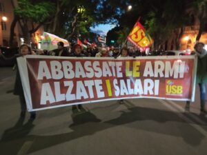 Striscione: abbassate le armi, alzate i salari.