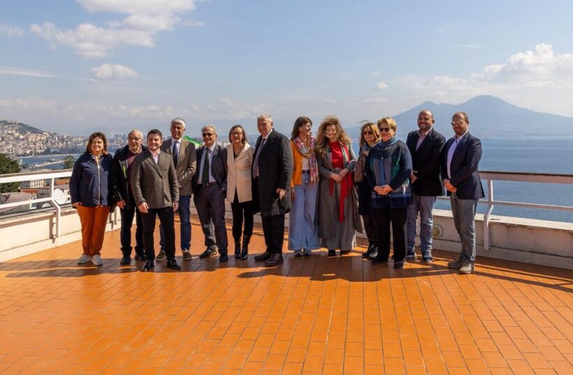 Foto di gruppo dei rappresentanti delle istituzioni, della cooperativa L’Orsa Maggiore e dei partner del progetto durante la presentazione di Casa GLO, nella villa confiscata al boss Michele Zaza. L’iniziativa segna un nuovo sviluppo del riutilizzo sociale del bene, con percorsi di inclusione, agricoltura sociale e comunità energetica, in un contesto panoramico affacciato sul Golfo di Napoli.