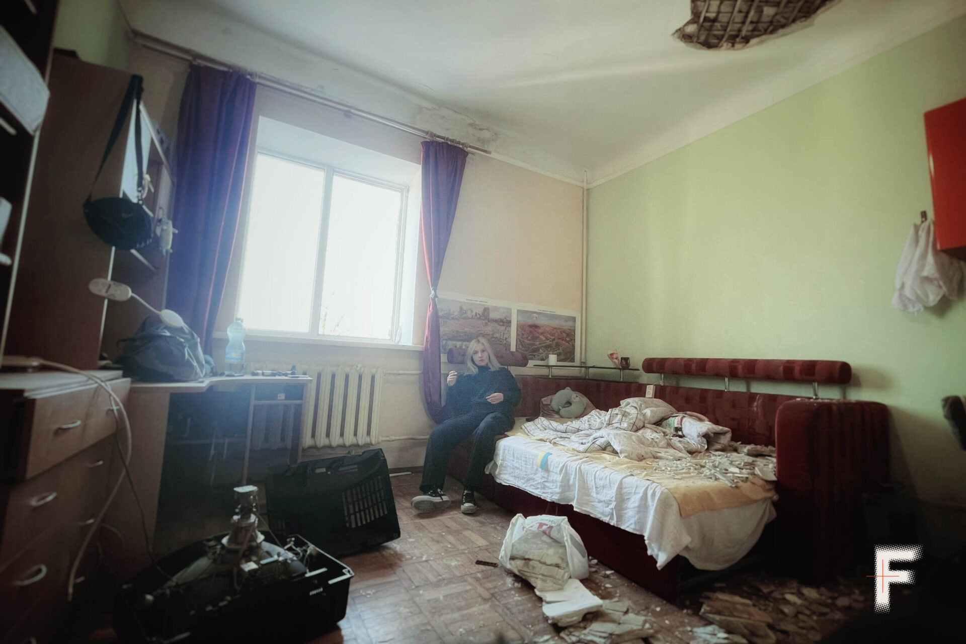 Autorretrato - apartamento tras ataque nocturno a Járkov, Ucrania, 1 de marzo de 2025. Foto: Marharyta Fal