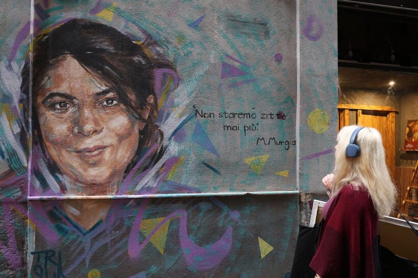 Il murale dedicato a Michela Murgia nel Vicoletto Donnaregina, nel centro storico di Napoli, fa parte dell’intervento urbano dell’artista Trisha Palma. Il volto della scrittrice e la frase “Non staremo zitte mai più” trasformano il vicolo in uno spazio di memoria e riflessione sul ruolo della parola come responsabilità civile.