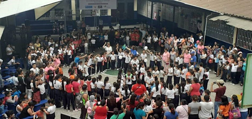 Estudiantes en celebración de Octubre No Violento, Guayaquil