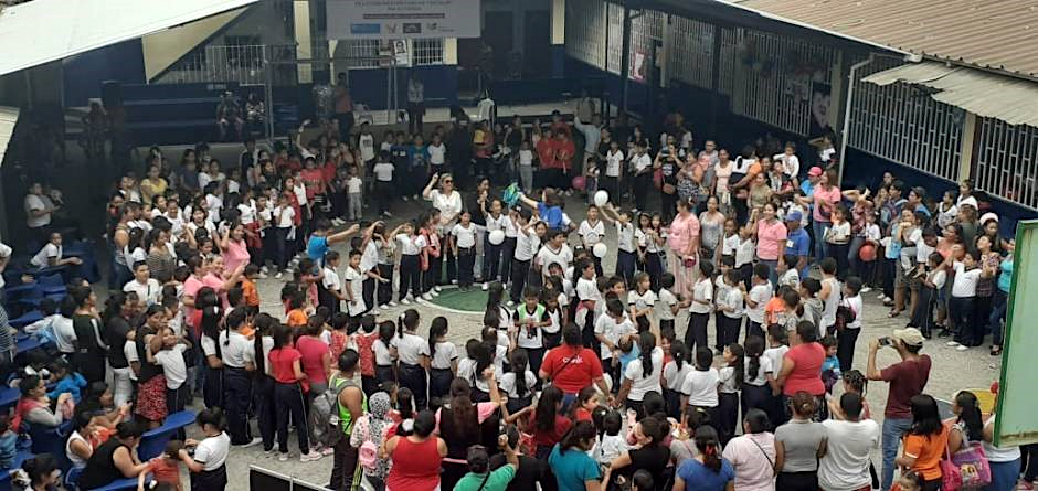 Estudiantes en celebración de Octubre No Violento, Guayaquil