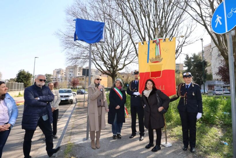 La vicesindaca di Napoli Laura Lieto durante il suo intervento alla cerimonia con cui il Comune ha intitolato una strada di Scampia alla giornalista Ilaria Alpi, uccisa nel 1994 a Mogadiscio insieme a Miran Hrovatin.