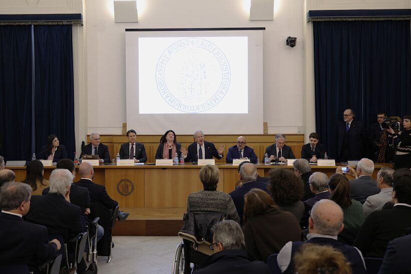 Un momento del confronto pubblico sulle ragioni del Sì e del No al referendum sulla giustizia, svoltosi alla Federico II di Napoli davanti a una platea numerosa e molto partecipe. Al tavolo relatori istituzionali, tecnici e politici riuniti per un dibattito seguito con grande attenzione dagli studenti. Didascalia