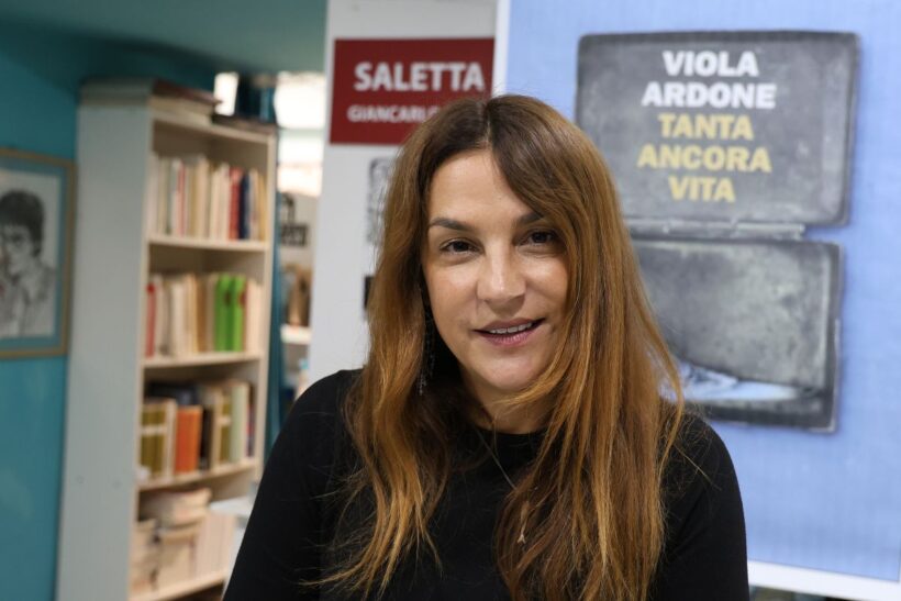 Ritratto della scrittrice Viola Ardone nella libreria IoCiSto di Napoli, nella saletta dedicata a Giancarlo Siani.