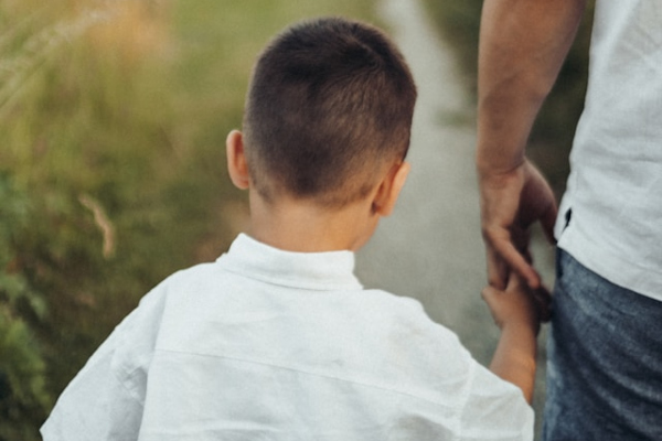 bambino che da la mano a un adulto
