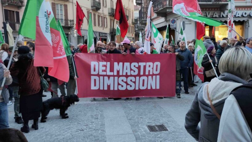 foto di manifestazione a biella con striscione in cui si chiedonole dimissioni di Delmastro