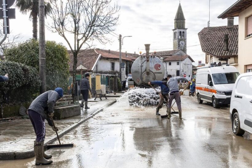 volontari al lavoro dopo un'inondazione