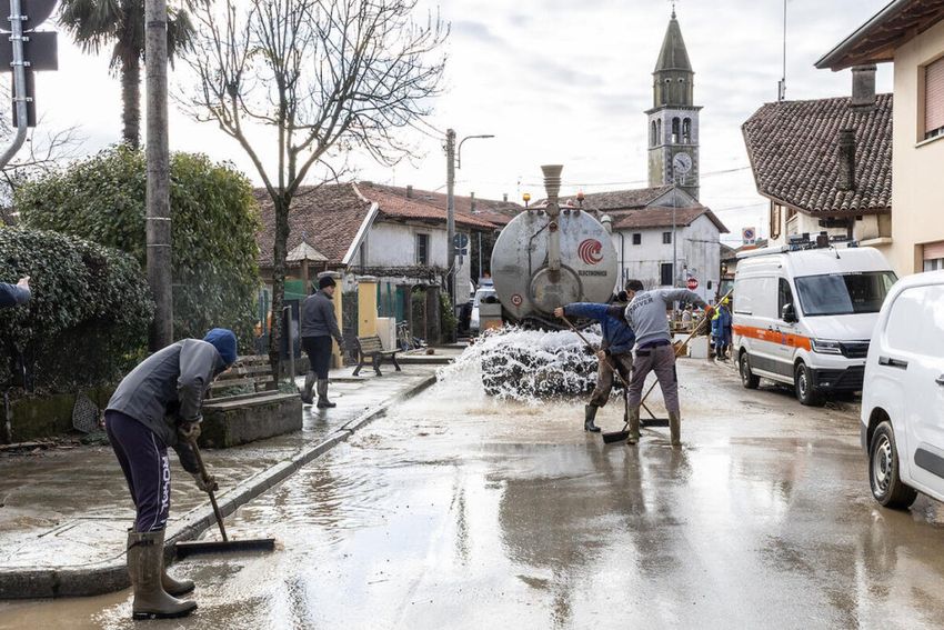 volontari al lavoro dopo un'inondazione