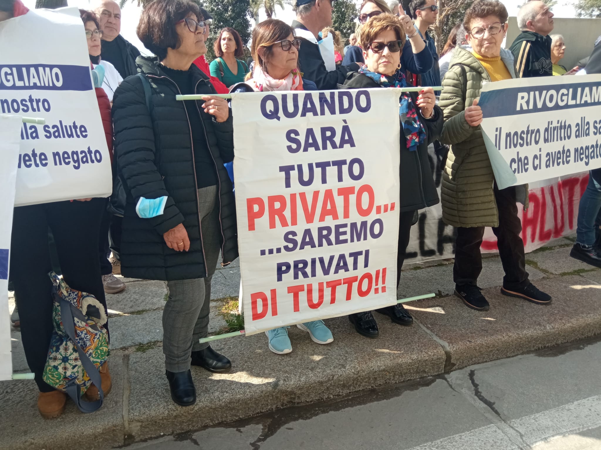 Cartello: quando sarà tutto privato, saremo privati di tutto