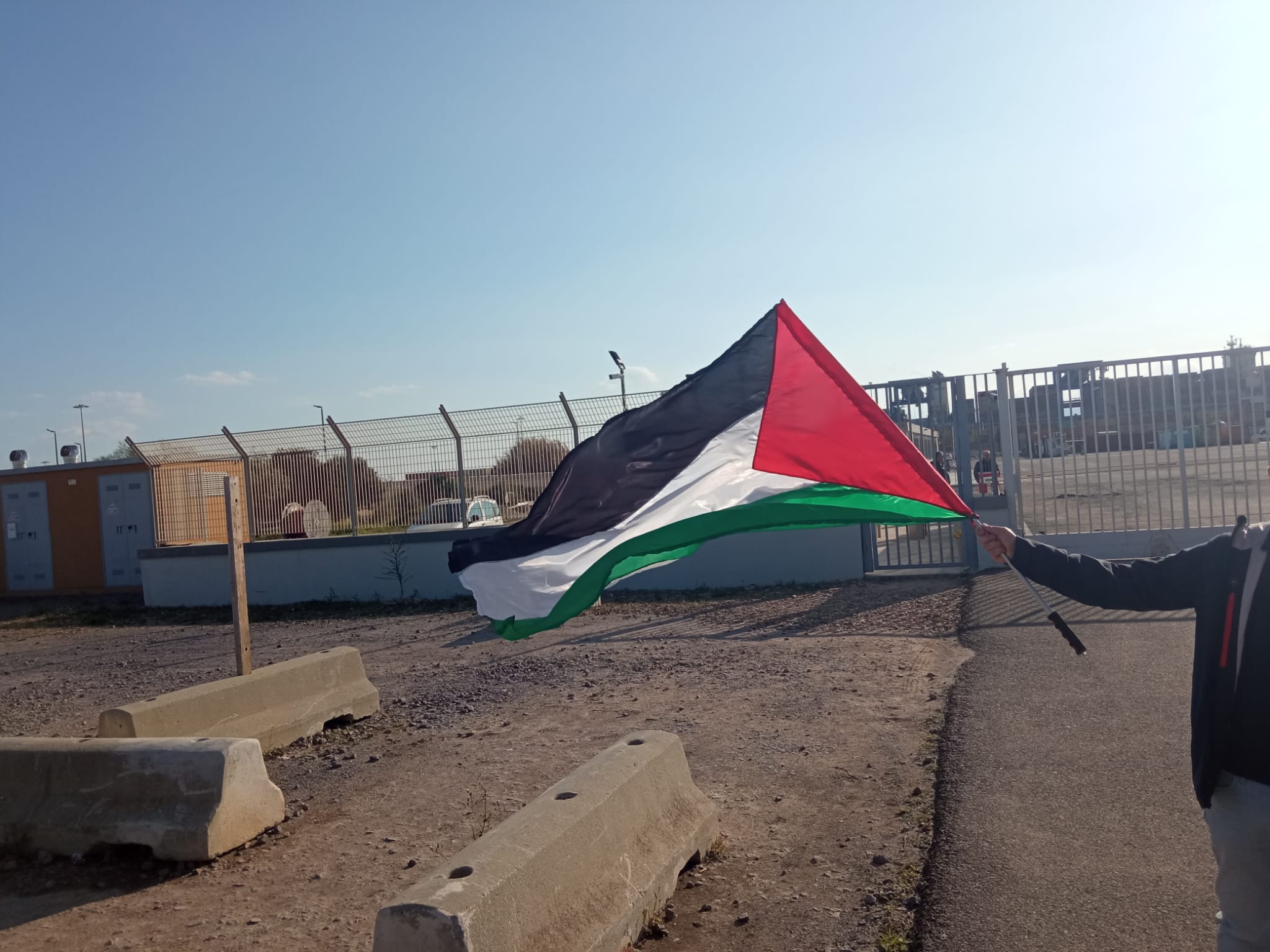 Bandiera palestinese al porto di Cagliari.