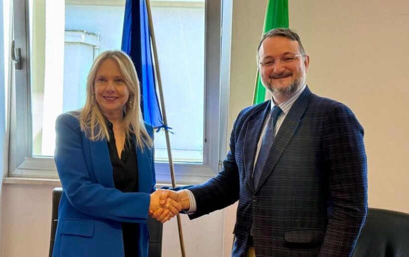 stretta di mando tra i contraenti