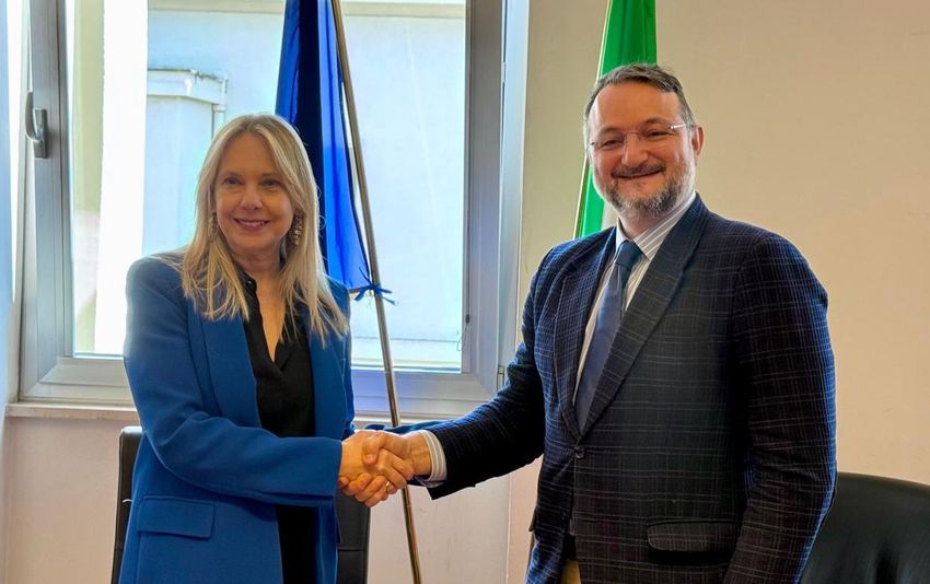 stretta di mando tra i contraenti