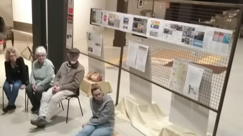 Alcuni praticanti la settimanale MEZZ'ORA DI SILENZIO PER LA PACE E LA GIUSTIZIA SOCIALE a Casale Monferrato nella 'cornice' dell'allestimento della mostra esperienziale POLVERE DI GUERRA - DALLE MACERIE ALLA COSTRUZIONE DI PACE che dal 15 al 29 MARZO sarà in esposizione nella cittadina piemontese.