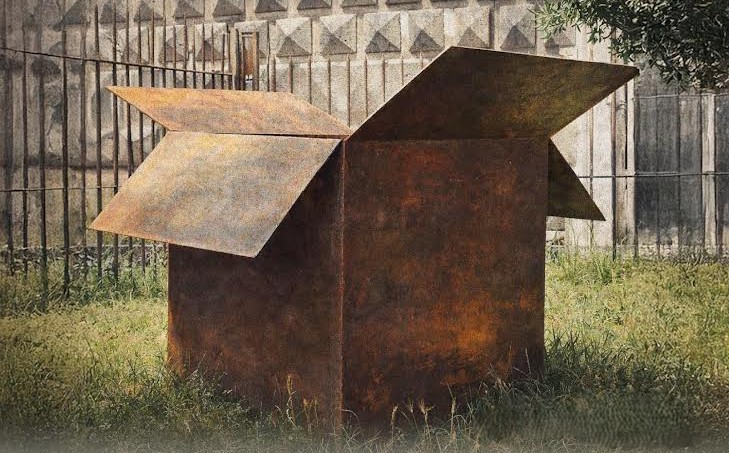 L’opera di Maria D’Anna raffigura una struttura simile a una casa o a una scatola aperta, collocata in un contesto naturale.