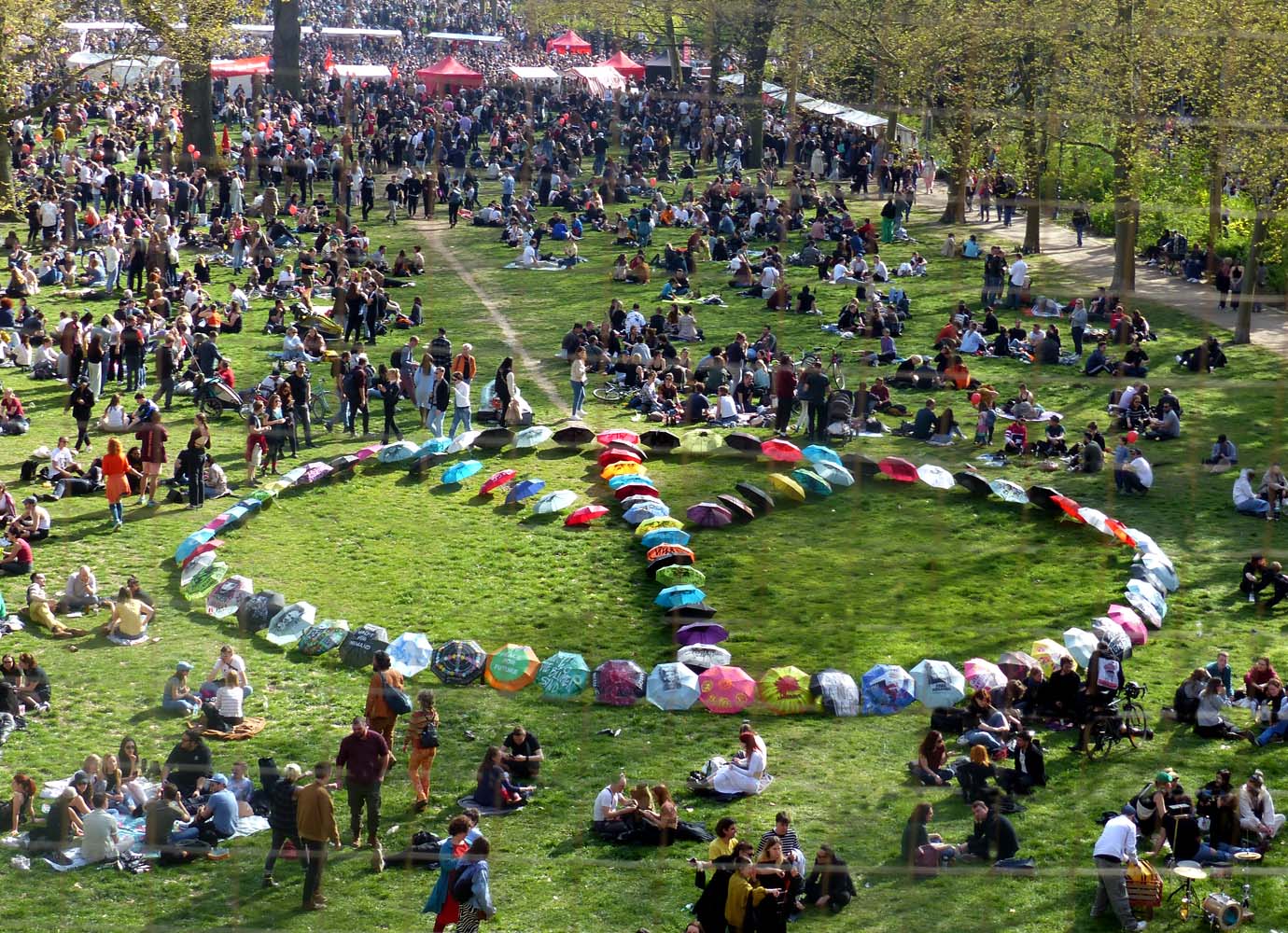 130 Schirme für den Frieden: Aktion zum Tag des Multilateralismus in Berlin