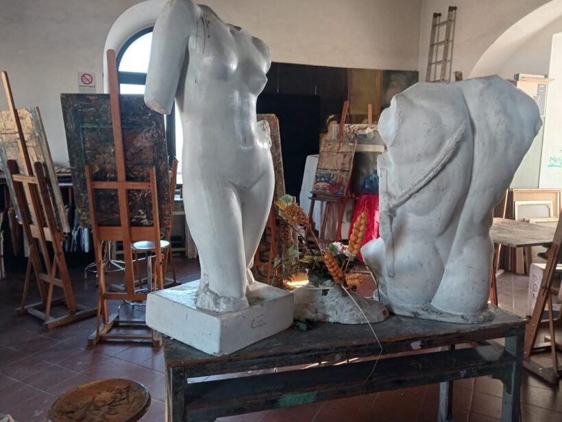 Sculture e calchi in un laboratorio artistico, tra cavalletti e tele, in un’aula del Liceo Artistico di Napoli.