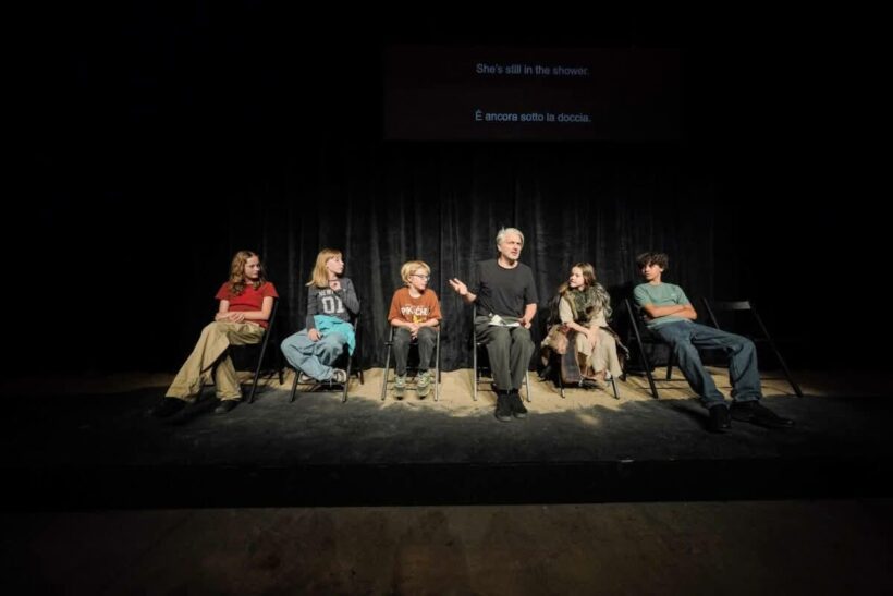 Una scena di Medea’s Children di Milo Rau al Teatro Mercadante di Napoli: in primo piano i giovani interpreti e l’unico adulto in scena, in un dispositivo teatrale che intreccia racconto, straniamento e perturbazione.