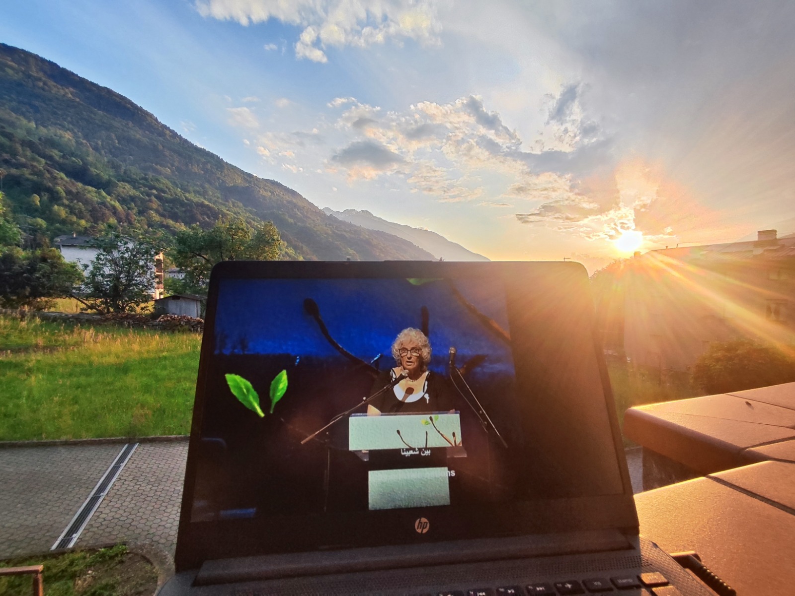 la cerimonia vista da un computer al tramonto