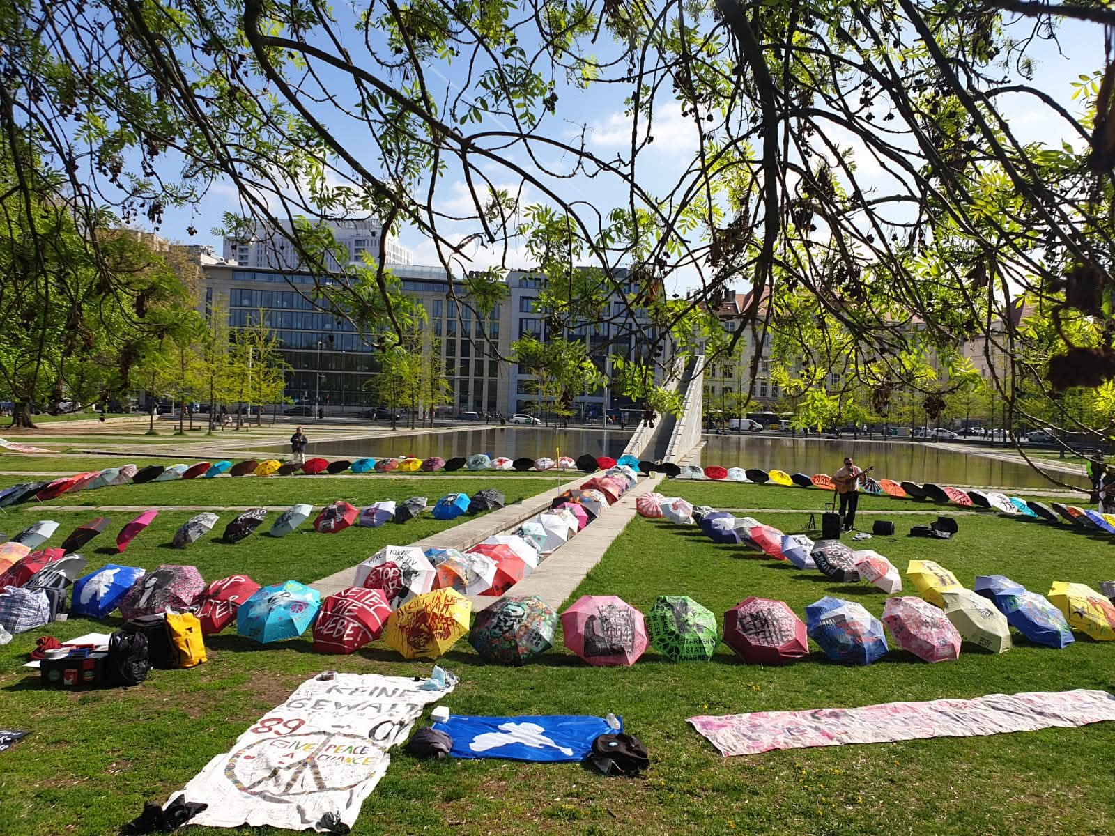 Aktion in Berlin zum UN-Gedenktag: Hoffnung über Autokraten