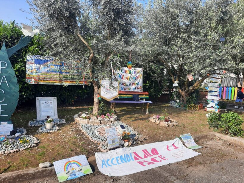 un momento dell'attività, con l'ultimo striscioni e disegni dei bambini