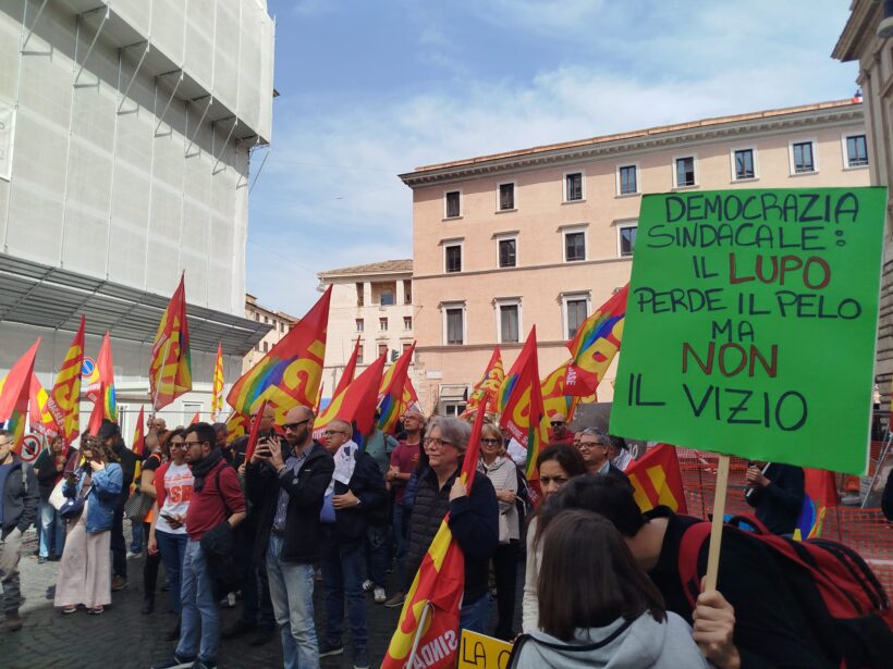 presidio USB di fronte al ministero