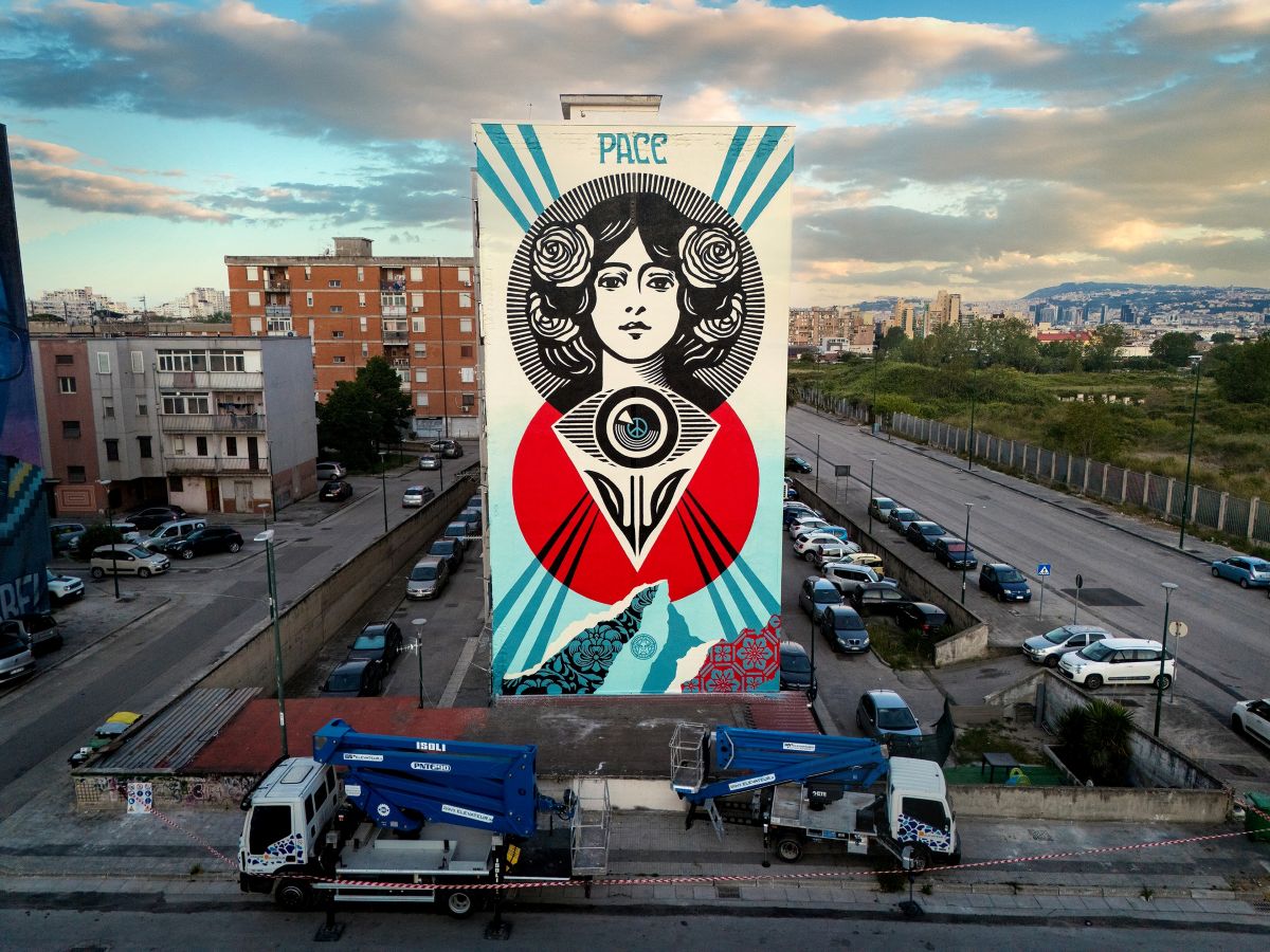 L’opera di arte pubblica Third Eye Open Peace, firmata da Shepard Fairey/OBEY, campeggia sulla facciata di un edificio in via Carlo Miranda 15, nel quartiere Ponticelli. Il murale intreccia simboli di pace, consapevolezza e trasformazione, dialogando con il paesaggio urbano della periferia orientale di Napoli.