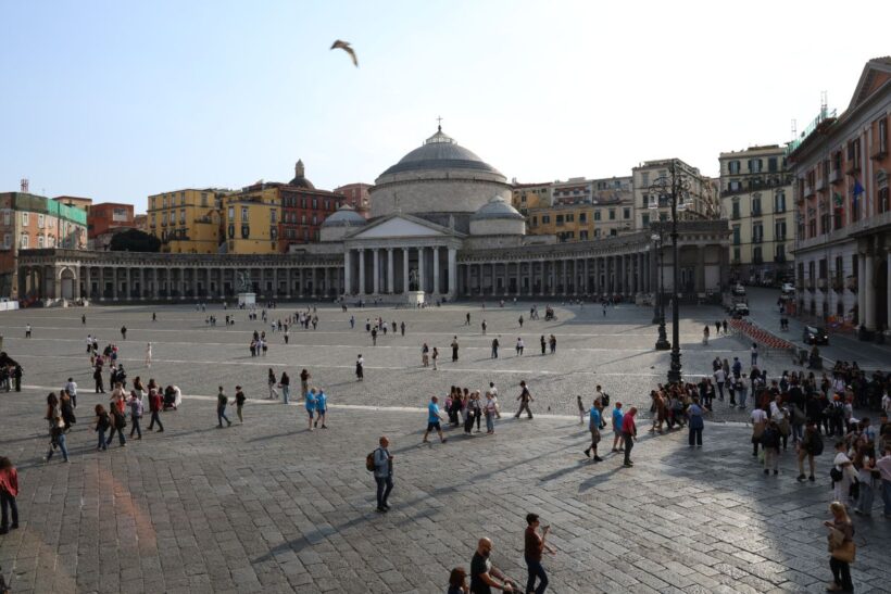 Veduta di Piazza del Plebiscito, uno dei luoghi simbolo di Napoli, scelto per l’incontro pubblico tra Papa Leone XIV e la cittadinanza durante la visita pastorale dell’8 maggio 2026.