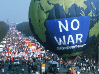 Greenpeace "NO WAR" hot air balloon at a demonstration against the Iraq war in Berlin.
Mit einem Heissluftballon, der die Parole "No War" traegt, protestiert Greenpeace gegen den Irak-Krieg auf der Friedensdemonstration in Berlin. Ballon und Demonstranten auf dem Weg vom Brandenburger Tor zur Siegessaeule.