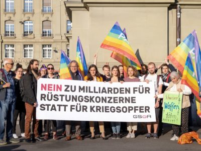 GSoA Spontan-Kundgebung gegen die Erhöhung des Armeebudgets auf dem Bahnhofplatz fotografiert am 09.05.2022 in Bern. (simonboschi.ch)