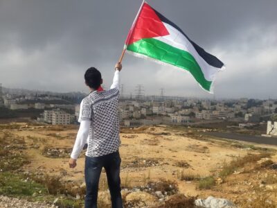 palestinese-con-bandiera