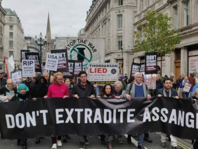 don't extradite Assange striscione