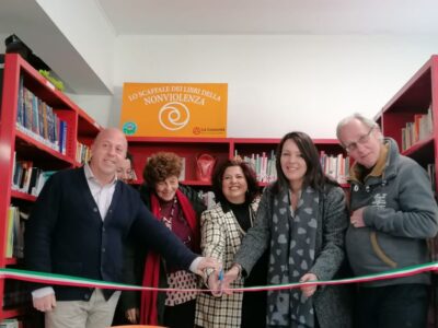 inaugurazione del primo scaffale della Nonviolenza