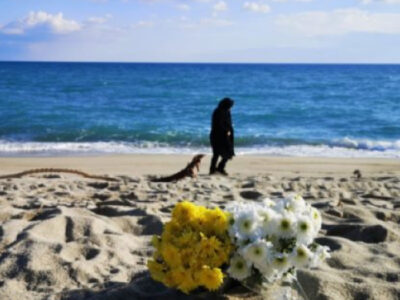 Naufragio di Cutro (KR). Una madre afgana cerca tra i relitti effetti personali dei familiari dispersi. Marzo 2023. Foto di Valentina Delli Gatti