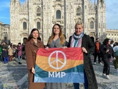 Olga Karatch, a destra, a Milano insieme a Katya (Ucraina) e Darya (Russia) durante il tour in Italia della Campagna di Obiezione alla guerra