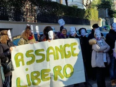Manifestanti con maschere di Julian Assange davanti all’Ambasciata australiana di Roma (edificio bianco) durante un sit-in tenutosi in occasione della festa del Carnevale, 12 febbraio 2023