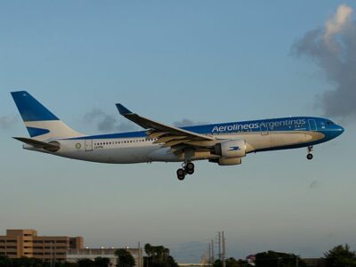 Aerolineas_Argentinas_Airbus_A330-200_LV-FNL_(15203360984)