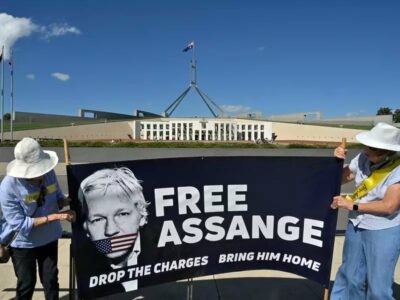 striscione Assange Bring him home