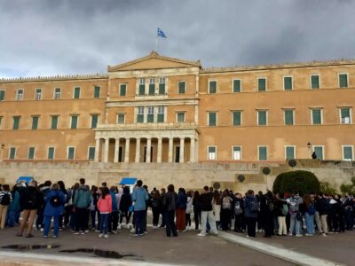 Miembros de la comunidad LGBTQ+ han comenzado a concentrarse ante el Parlamento griego, donde se debate y vota el proyecto de ley sobre la igualdad del matrimonio civil. Foto: Pressenza.