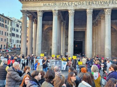 Attivisti pro-Assange a Roma davanti al Pantheon il 17/2/2024 per pubblicizzare la grande manifestazione il 20/2 all'Ambasciata britannica