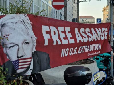 01Free Assange striscione Milano